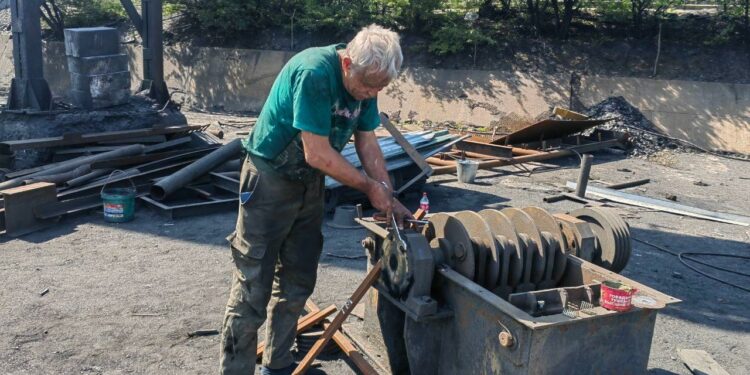 Бывший танкист из Тореза нашёл работу с помощью центра занятости