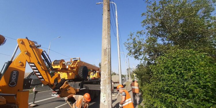 В Мариуполе восстанавливают освещение и электросети