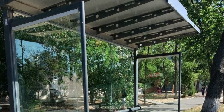 В Мариуполе ежедневно чистят остановки для комфорта пассажиров