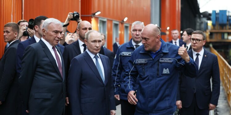 Владимир Путин посетил Магнитогорск и поздравил металлургов