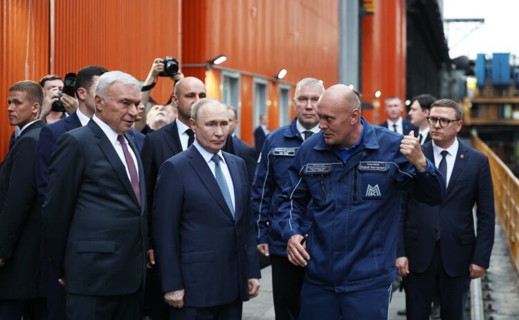 Владимир Путин посетил Магнитогорск и поздравил металлургов