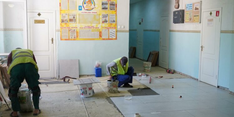 В Шахтёрске ремонтируют школу при поддержке Сахалина