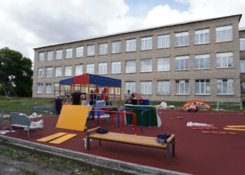 Сахалинская область подарила детям Шахтерска новую игровую площадку