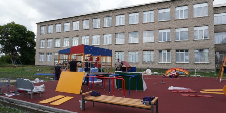 Сахалинская область подарила детям Шахтерска новую игровую площадку