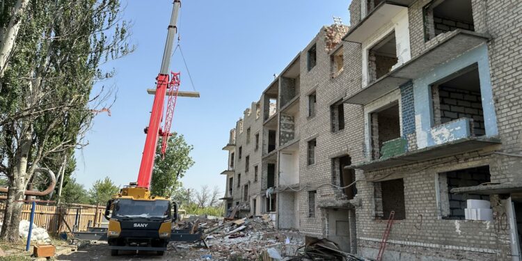 В Авдеевке начали демонтаж повреждённых подъездов дома для восстановления