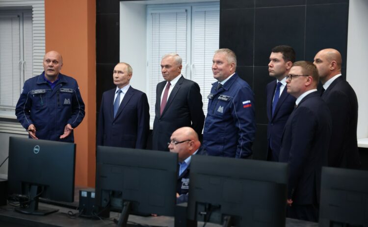 Владимир Путин посетил Магнитогорск и поздравил металлургов