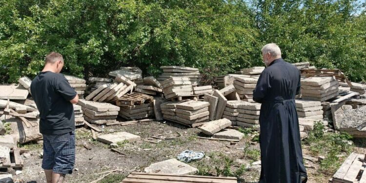 В Иловайске помогли храму: установили новые дорожки