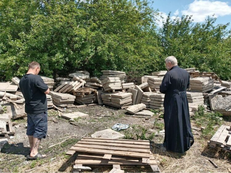 В Иловайске помогли храму: установили новые дорожки