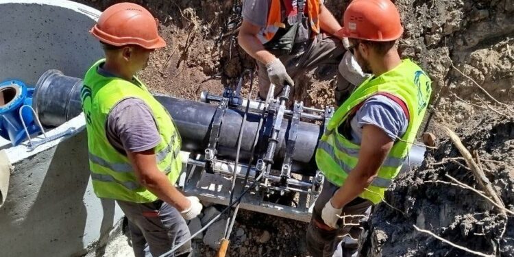 В Харцызске обновляют водопровод до Иловайска