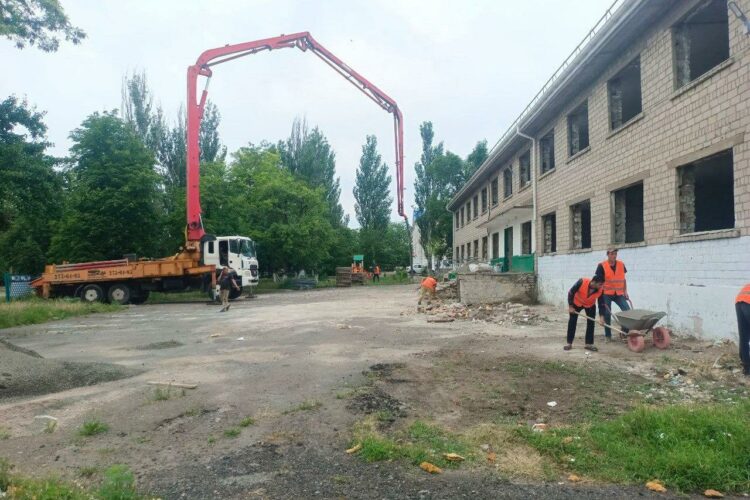 Липецкие строители ремонтируют школу в селе Заря