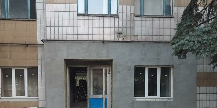 Самарские строители обновляют детскую стоматологию в Снежном