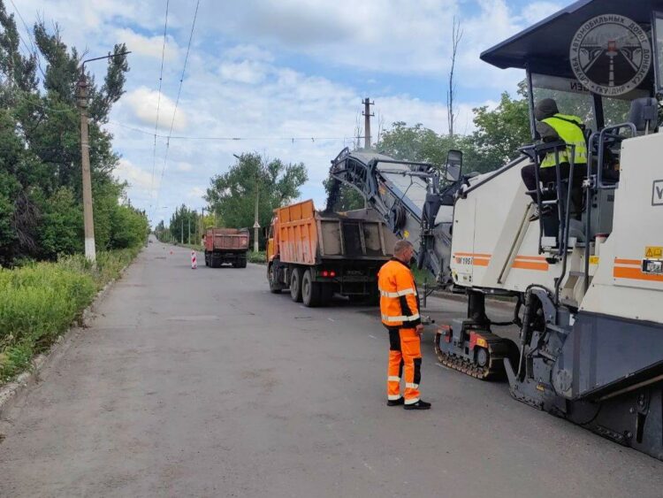 В Донецке и Макеевке ремонтируют улицы: уже готовы 6, в работе — еще 20
