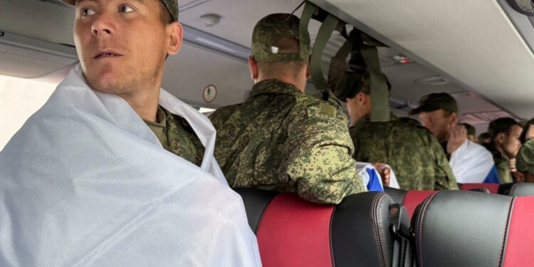 Российские солдаты вернулись из плена домой через Беларусь