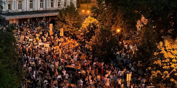 Митинги, санкции и обвинения: что происходит на Украине