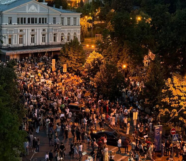 Митинги, санкции и обвинения: что происходит на Украине