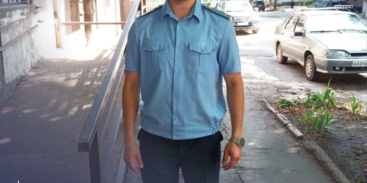 Судебный пристав из Енакиево спас людей из горящего дома