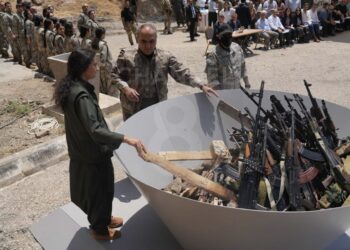 Курдские боевики сжигают оружие: РПК начала процесс разоружения