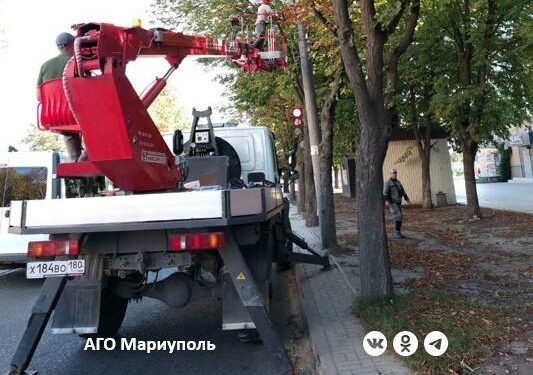 В Мариуполе обновляют уличное освещение и украшают город