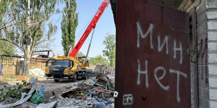 В Авдеевке восстанавливают разрушенный дом: первый этаж уже готов