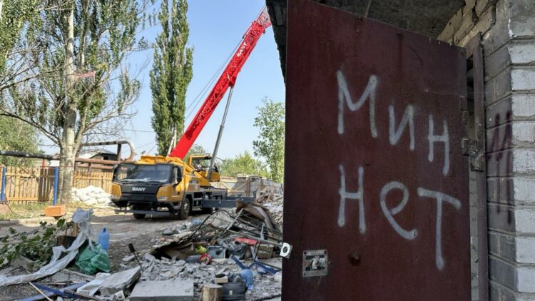 В Авдеевке восстанавливают разрушенный дом: первый этаж уже готов