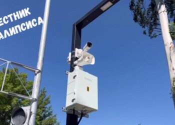 На перекрестке в Донецке появился светофор и камера