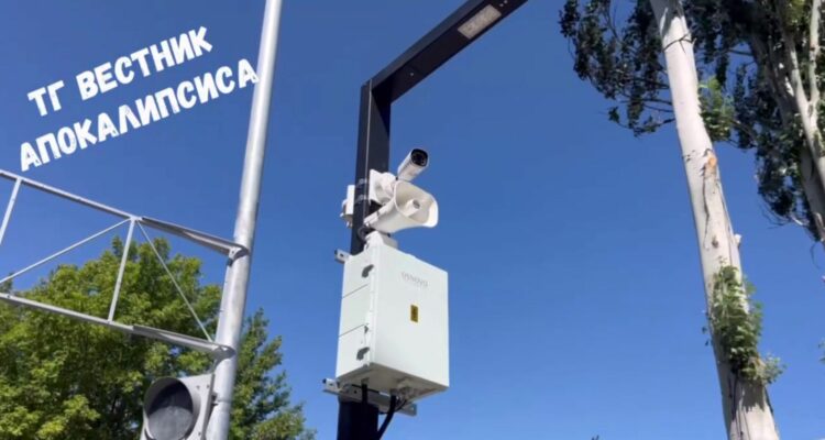 На перекрестке в Донецке появился светофор и камера
