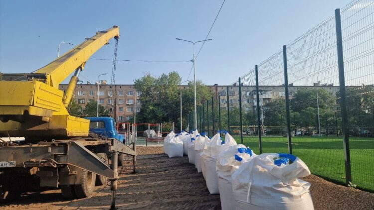 В Ждановке строят новое футбольное поле: искусственная трава уже готова
