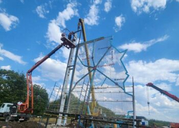 В Марьяновке ремонтируют въездную стелу при поддержке Бурятии