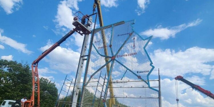 В Марьяновке ремонтируют въездную стелу при поддержке Бурятии