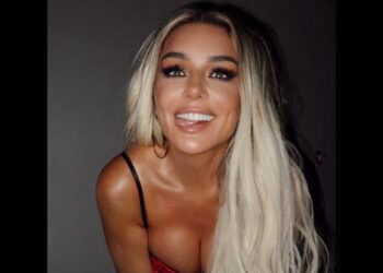 Анна Седокова показала откровенное декольте на фото