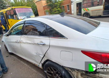 В Донецке Hyundai протаранил ворота храма