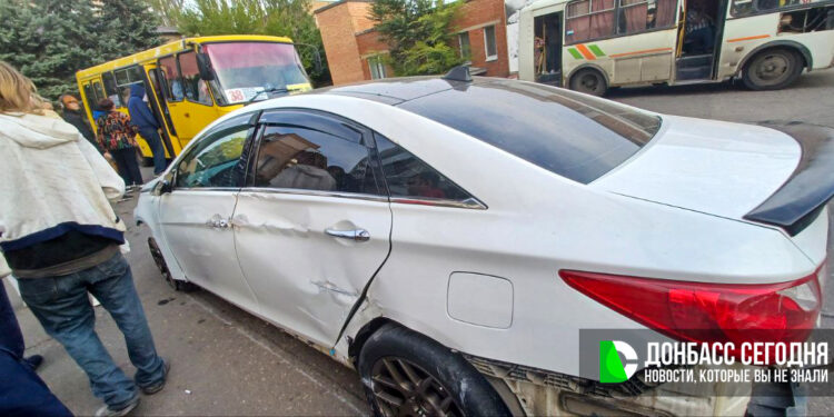 В Донецке Hyundai протаранил ворота храма