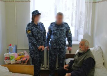 Трогательная встреча: сотрудники ИК-7 пришли к спасённому из пожара