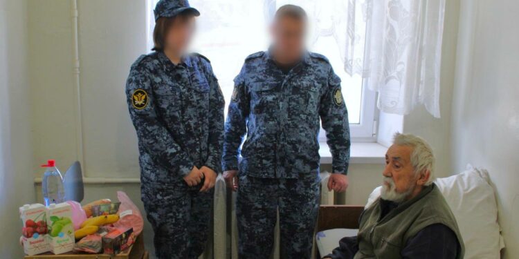 Трогательная встреча: сотрудники ИК-7 пришли к спасённому из пожара