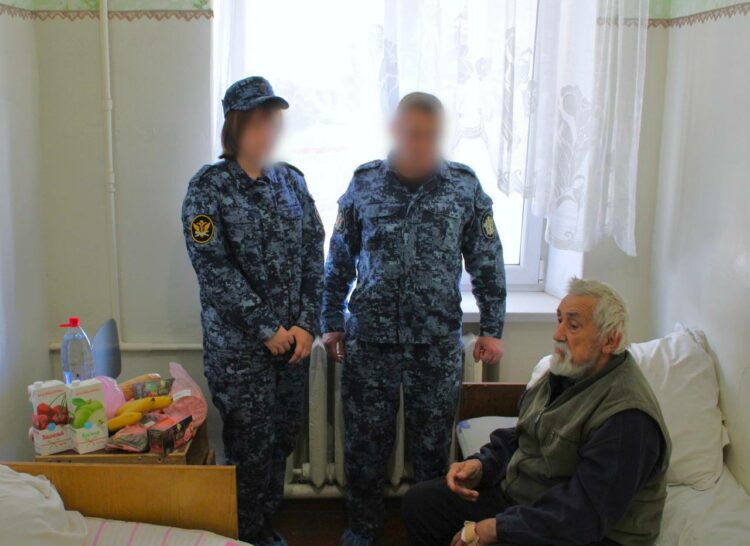Трогательная встреча: сотрудники ИК-7 пришли к спасённому из пожара