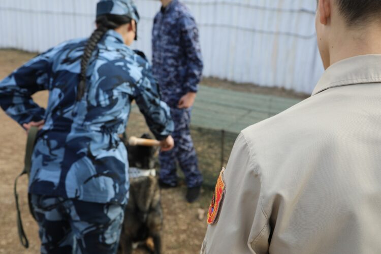 Дети сотрудников ГУФСИН по ДНР встретились с героем СВО и высадили розы
