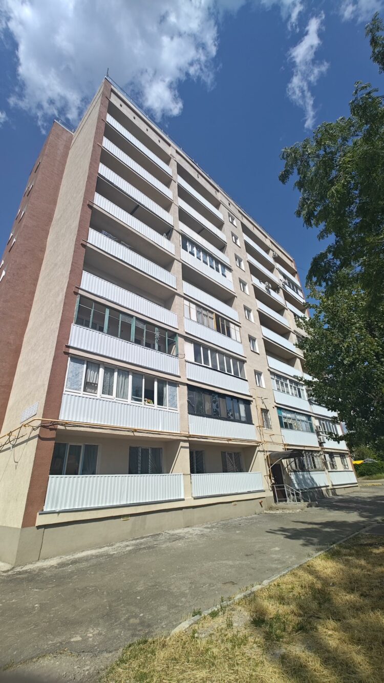 Подмосковные строители завершили капитальный ремонт дома в Мариуполе