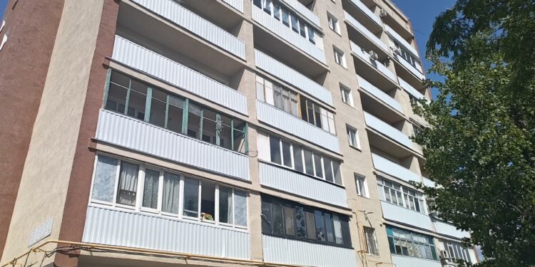 Подмосковные строители завершили капитальный ремонт дома в Мариуполе