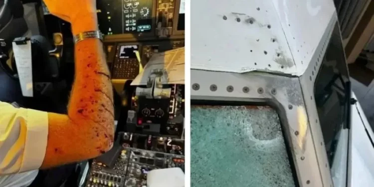 Столкновение на высоте 11 км: самолёт United Airlines встретил «нечто» над США