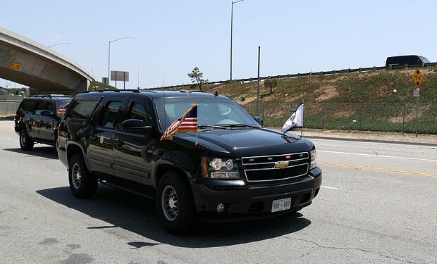 Снаряд взорвался над кортежем вице-президента США: обошлось без жертв