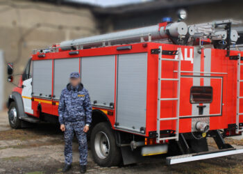 Герой вне службы: сотрудник ИК-10 лично помог тушить пожар рядом с колонией