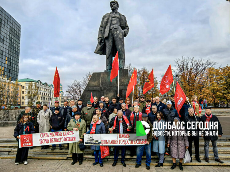 Коммунисты Донецка отметили годовщину Октябрьской революции автопробегом и возложением цветов
