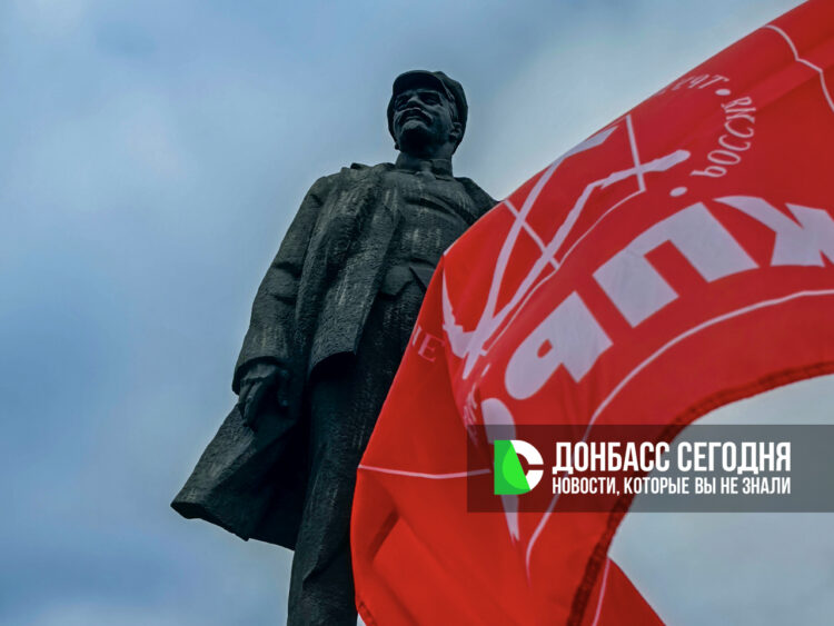 Коммунисты Донецка отметили годовщину Октябрьской революции автопробегом и возложением цветов