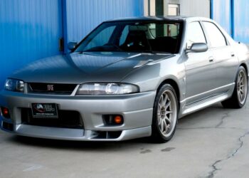 В Японии выставили на продажу редкий Nissan Skyline GT-R R33