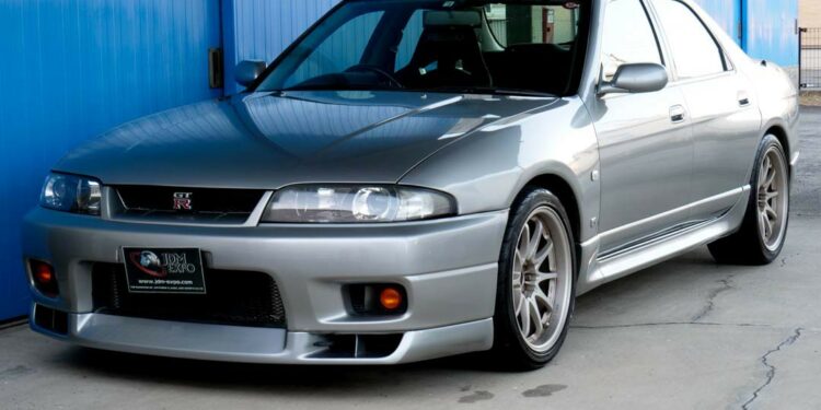 В Японии выставили на продажу редкий Nissan Skyline GT-R R33