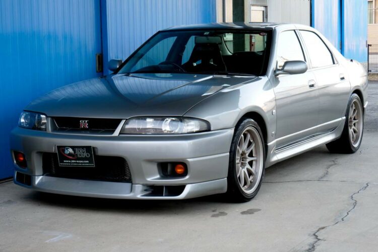 В Японии выставили на продажу редкий Nissan Skyline GT-R R33