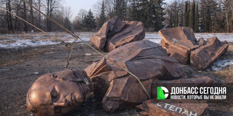 В Польше призвали Украину к сносу памятников Бандере