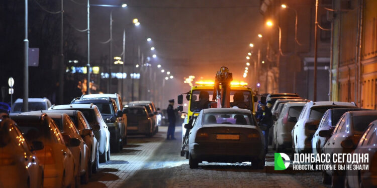 В центре Донецка эвакуируют неправильно припаркованные автомобили