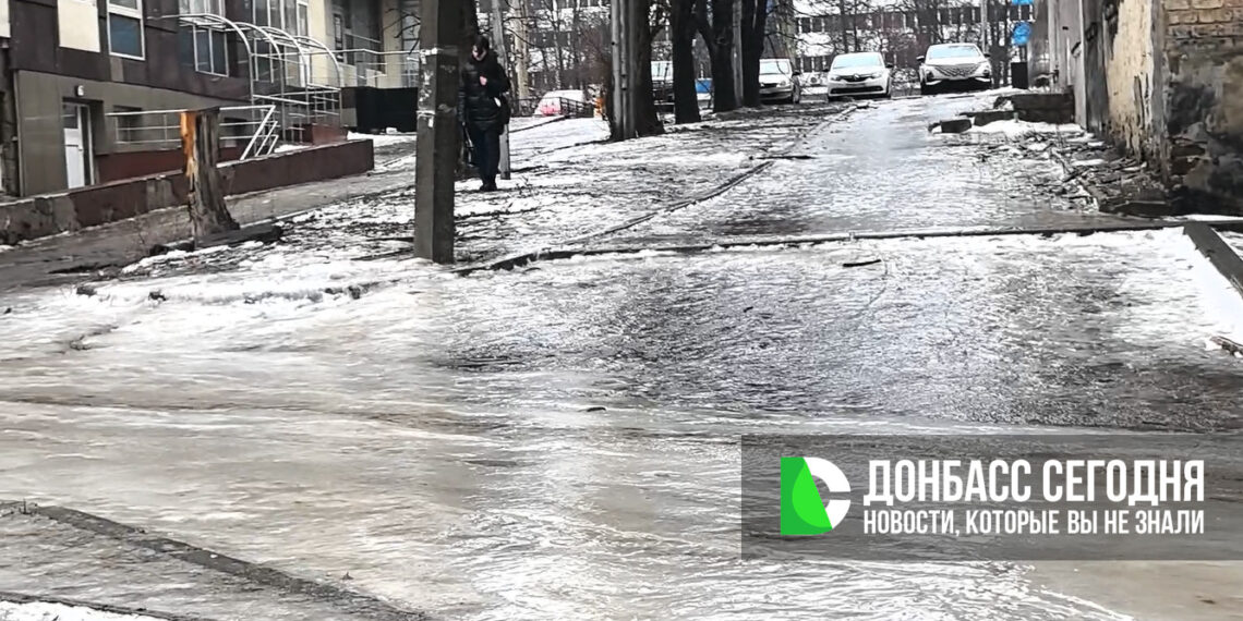 Донецк сковал гололёд: город задействовал 8 машин для посыпки льда