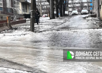 Донецк сковал гололёд: город задействовал 8 машин для посыпки льда